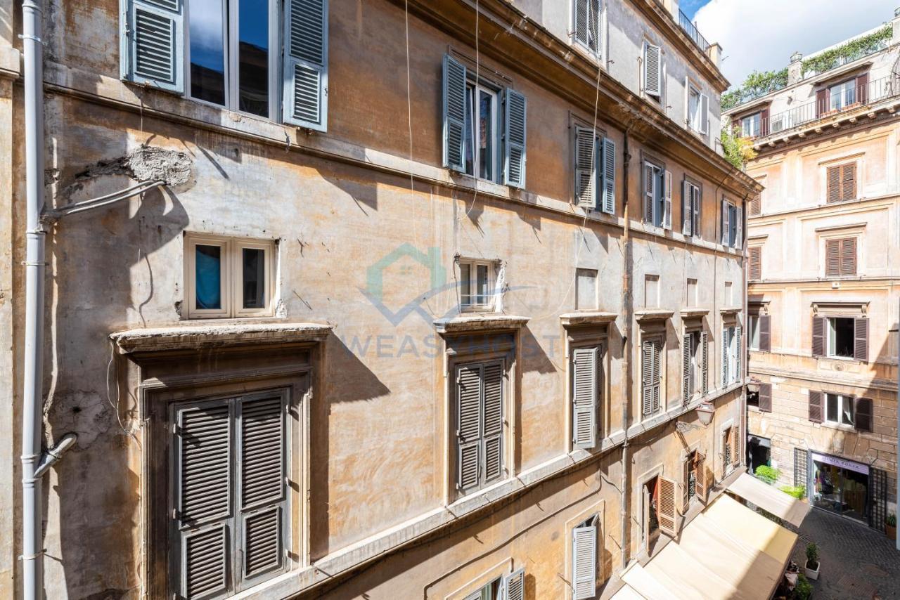 Warm Nest In The Old Building Of Piazza Navona *